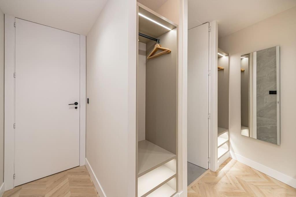 マドリードPuerta Del Sol 3Br 3Bhアパートメント エクステリア 写真